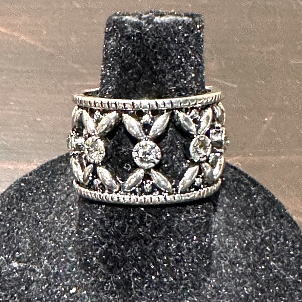 Silver distressed-antique look band ring. Approx size 6.5